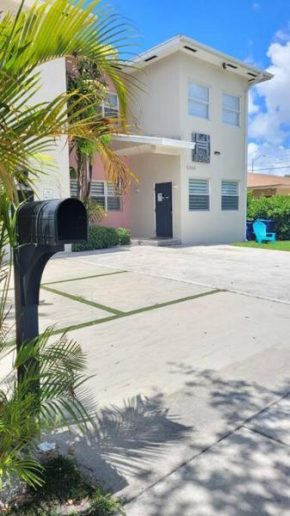 SPACIOUS SLEEPS 20. 10 BEDROOMS. 10 MIN. TO CRUISE PORT, SOUTH BEACH AND MIAMI BEACH CONVENTION CENTER